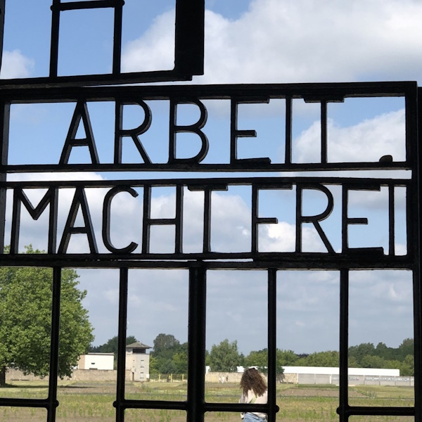 "Arbeit macht frei"-Tor im KZ Sachsenhausen